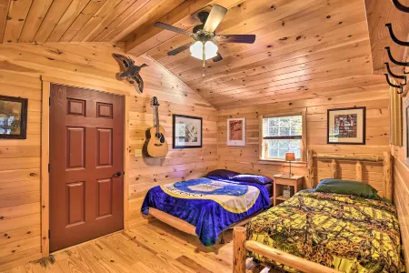 Parsons Cabin w/ Fire Pit & River Access! Отели в г. Томас