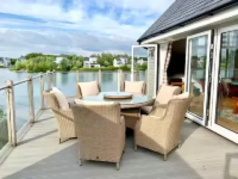 Cotswolds Lakeside Home-Summer Lake