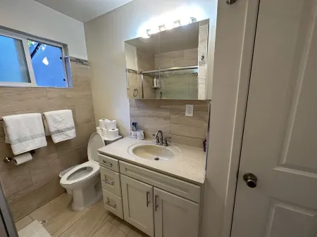 warm and sweet apartment Отели рядом с достопримечательностью «Мета Хедквотерс»