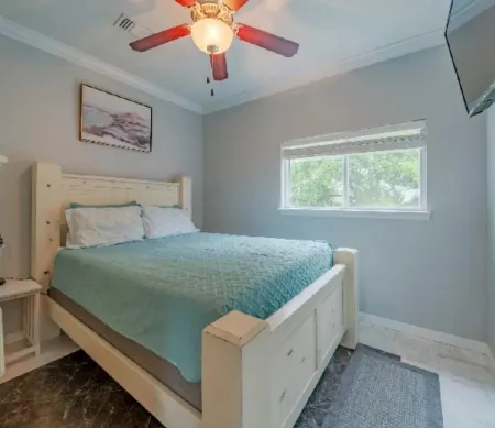 Lovely 2 Bedroom Condo with a Pool and Beach View