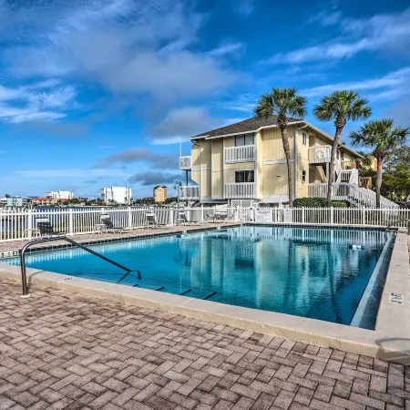 Cozy Destin Condo w/ Amenities + Private Beach!