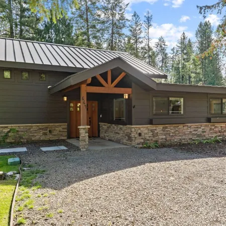 Beautiful Waterfront Cabin with a Hot Tub & Sauna