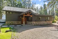 Beautiful Waterfront Cabin with a Hot Tub & Sauna