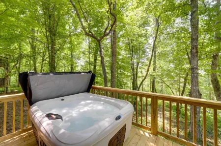 Cozy Whittier Cabin and Yard and Hot Tub, Pets Welcome