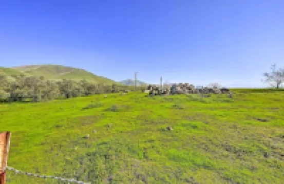 帶有塞拉內華達山景的平靜農舍