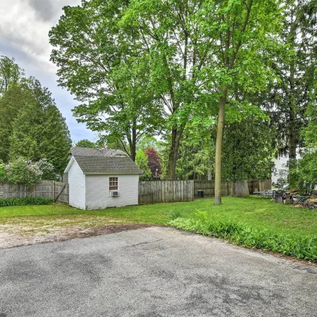 Walkable Lake Elkhart Apt Dine, Shop, Swim!