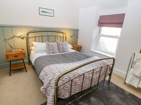 Y Castell Apartment 3 Отели в г. Чвилог