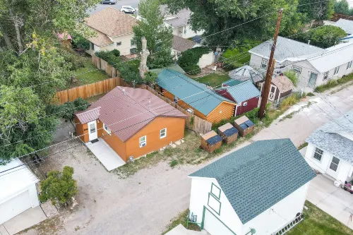 Quaint Cody Cottage w/ Grill: Walk to Downtown! - مطابخ