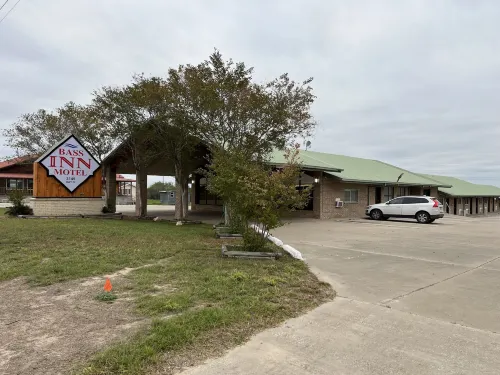 Bass Inn - Choke Canyon National Park Hotels in Three Rivers