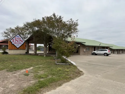 Bass Inn - Choke Canyon National Park Hotels in Live Oak County