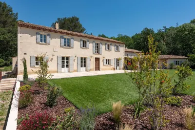 Mas de Lure Отели рядом с достопримечательностью «Domaine de Valmousse»