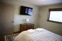 Watch the Northern Lights from the Deck and the Jacuzzi! Roast by a Cozy Fire!