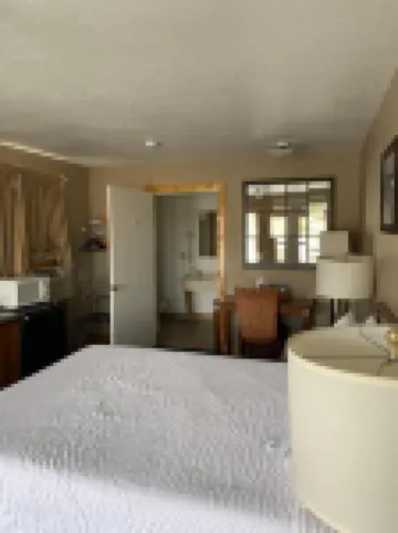 Whispering Sands Motel