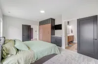 Green Diamond Retreat: Epic Lakefront Oasis for 30, 6BR, Boat Slip, Kayaks Hotels in Noble County