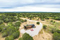 Remote Strawn Container Home w/ Hot Tub! - 2성급