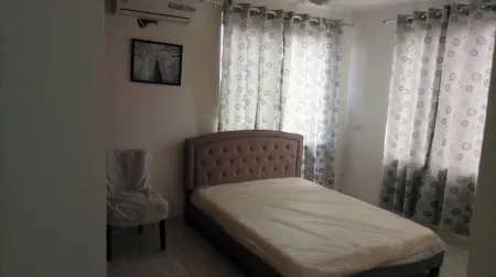 Queen-sized 2 bedroom Apt near Accra @ Victoria Grand apartments Отели в г. Тайфа