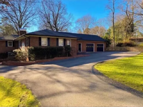 Gorgeously Renovated 3500 square foot Oxford home in Richmond!! リッチモンド大学周辺のホテル