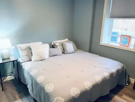 NEW Stylish Apartment with Hot Tub