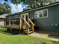 Cozy 2-bdrm home minutes from Kinnick and Melrose tailgating, AC, WiFi, parking