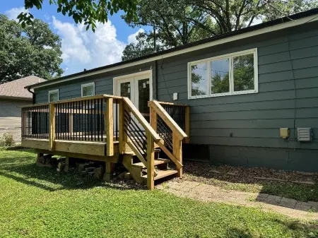 Cozy 2-bdrm home minutes from Kinnick and Melrose tailgating, AC, WiFi, parking