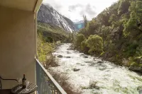 Yosemite View Lodge - Mountain view