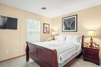 Lakeview Retreat w/ Kayaks, Game Room, Firepits Gated Community w/ Lake + Beach Access