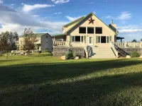 The Front Porch 20-Acre Country Home w/ Mtn View - 3-Star