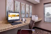 Holiday Inn Express & Suites EMPORIA NORTHWEST by IHG - parking