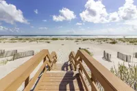 Private Beach Access, Steps to Ocean, Heated Pool, Garage, Beach towel/toy/chair