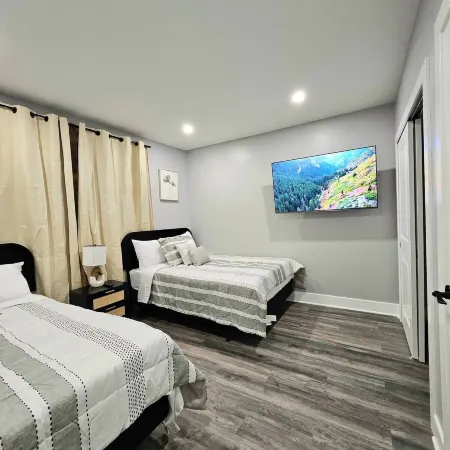 Cozy Home near City Center with Hot tub