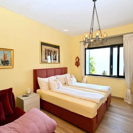 Magnificent villa with indoor pool and prime lake view location Отели в г. Минузио