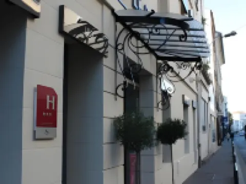 Hotel Dauphin Hotels near La Defense Station