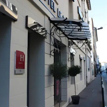 Hotel Dauphin Отели рядом со станцией La Defense Station