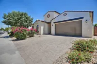 Modern Azure Home w/ Beautiful Patio, Pool & Spa! - 3 Sao