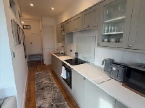 Beautiful 1-bedroom apartment. Perfect for couples, families, or friends. Hotels in Surbiton