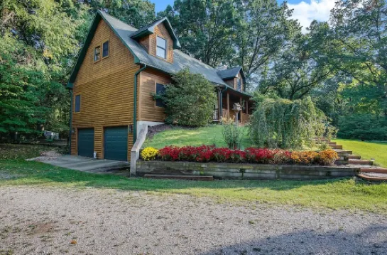 Dream Vacation Home on 2 acres w/hot tub - Close to beaches & wineries