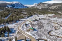 Stunning cabin on 4 acres of land near Breck, mountain views and on-site creek