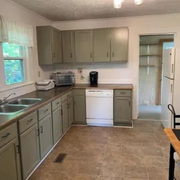 The Woodland Cottage charming 2 bedoom one bath with deck on back, covered front