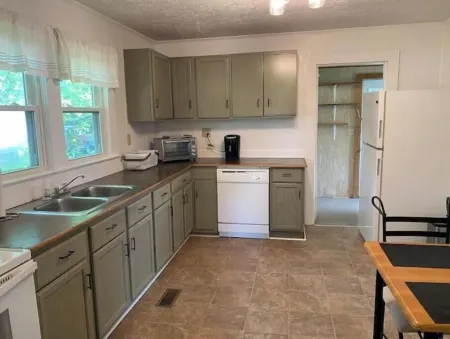 The Woodland Cottage charming 2 bedoom one bath with deck on back, covered front