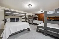 Newly Renovated, Modern Sleeps 21, Newly Added AC/Heating Units in Each Bedroom.