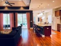 Cheerful 4 Bed, 3 Bath Home with Screened Pool Hotels in Winter Haven