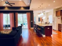 Cheerful 4 Bed, 3 Bath Home with Screened Pool Hotel di Winter Haven