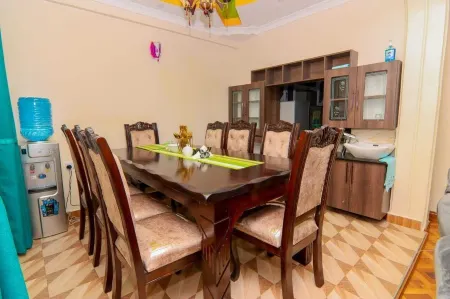 Spacious 4-bedroom apartment in Naivasha close to Hells Gate National Park Отели рядом с достопримечательностью «Lakes NAIVASHA - Crescent Island»