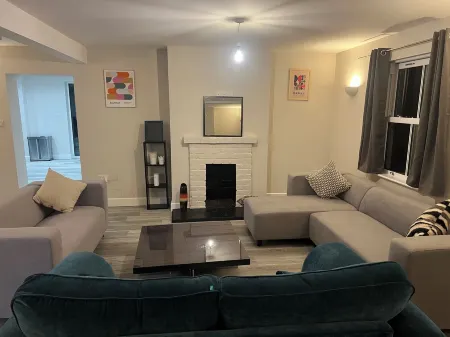 5 Bedroom house with plenty of space. Perfect for families and contractor stays! Отели в г. Айлесбери