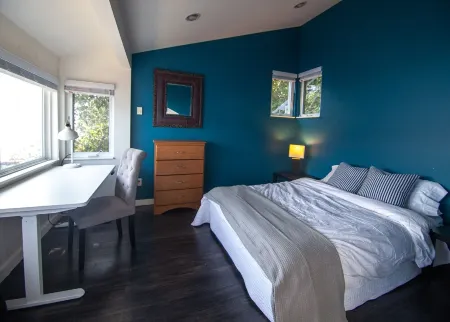 Peaceful right on the water, private beach & dock Отели в г. Редмонд