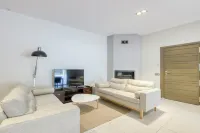 Espace Deluxe Avec Immense Salon et Piscine sur Terrasse Entre Pins et mer