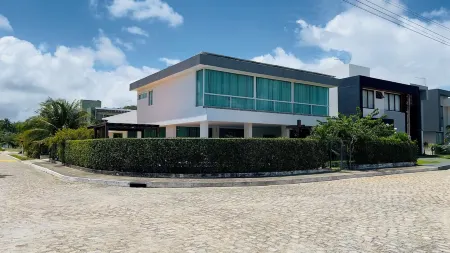 Paradise! High standard house in a seaside condominium. Отели рядом с достопримечательностью «Hibiscus Beach Club»