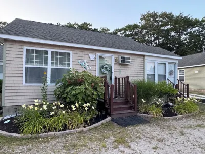 This sweet, cozy, and relaxing beach cottage is ready for you in 2024! Sleeps 6! 풋브릿지 비치 주변 호텔