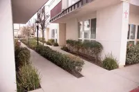 Cozy 2-bed, 2-bath condo WiFi, AC, near lake and shopping centers in Corona.