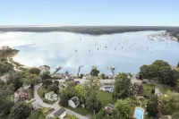 Rhode Island Haven: Walk to Greenwich Bay!